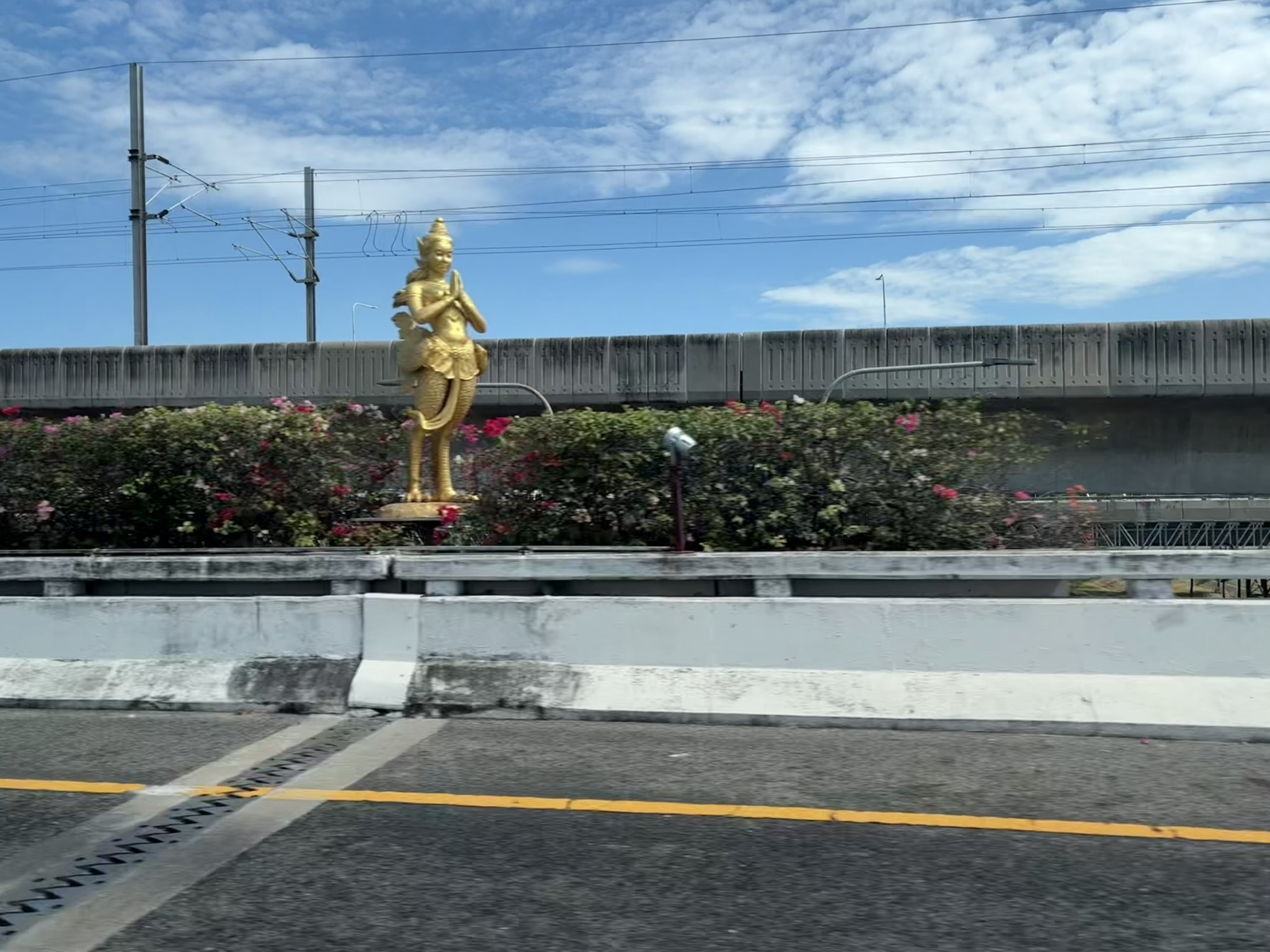 高速路边的神像 高速路边的神像